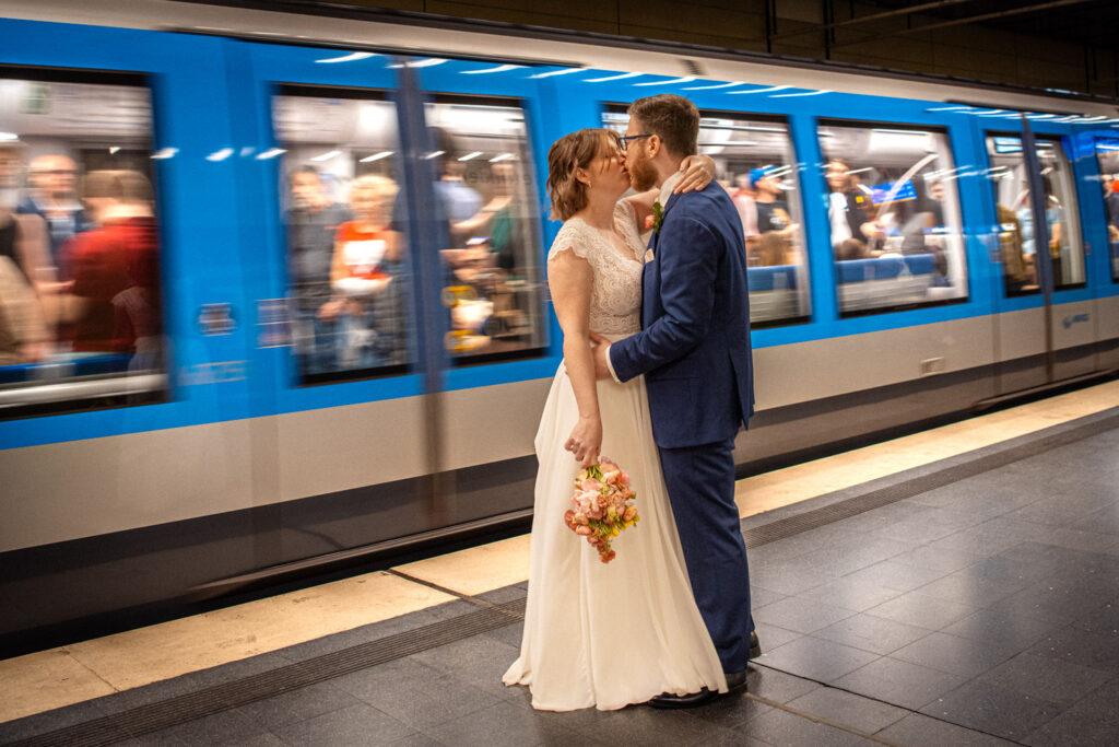 Ein ganz besonderes Hochzeitsbild - ein Kuss im der U-Bahn-Station
